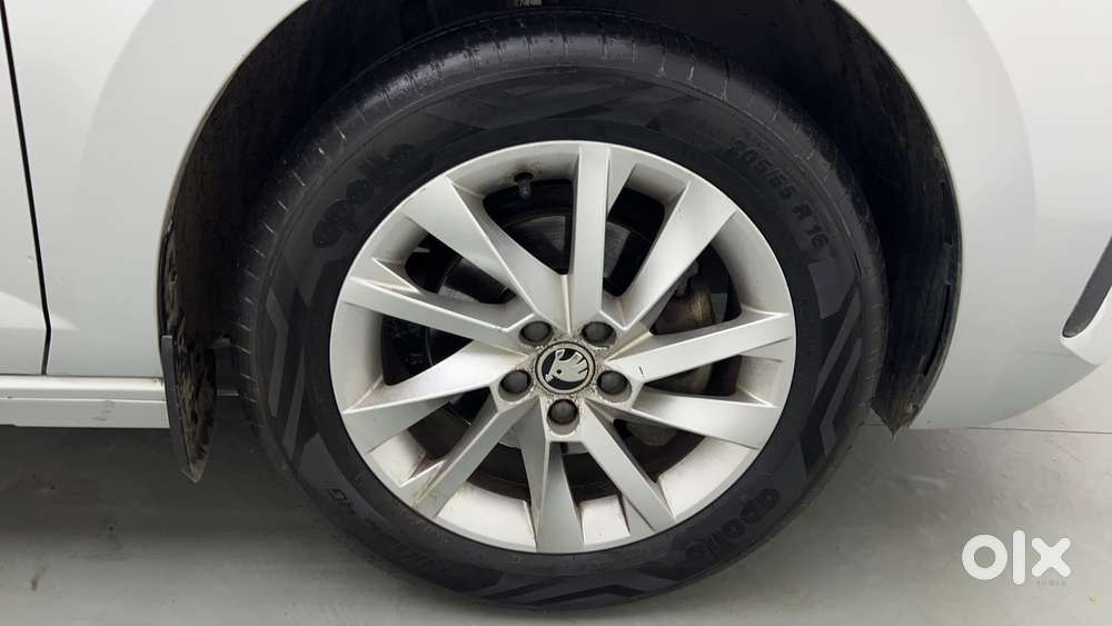 Skoda Slavia Ambition 1.0l Tsi At, 2022, Petrol