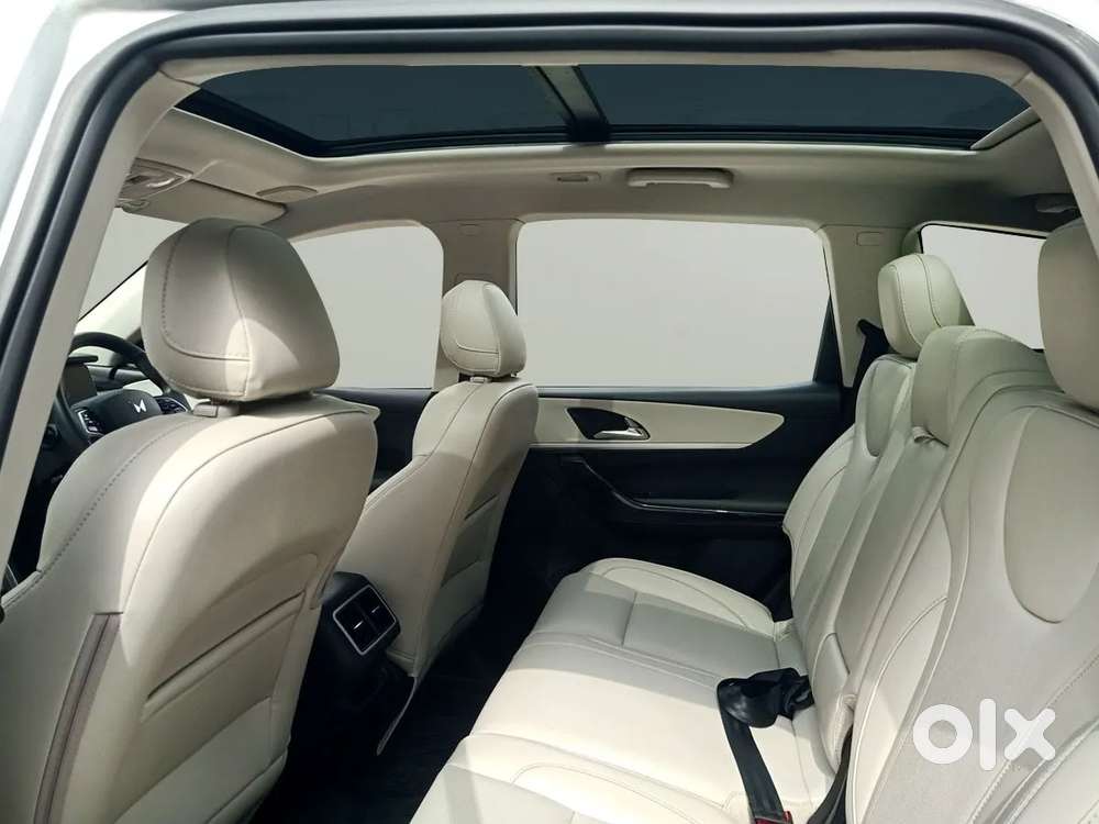 Mahindra Xuv700 Ax7 Luxury Pack Awd, 2023, Petrol