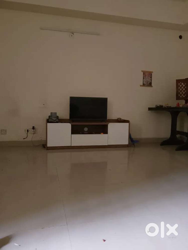 Mara ps 3 bhk ka pura saman hain like tv refrigerator washing Machine