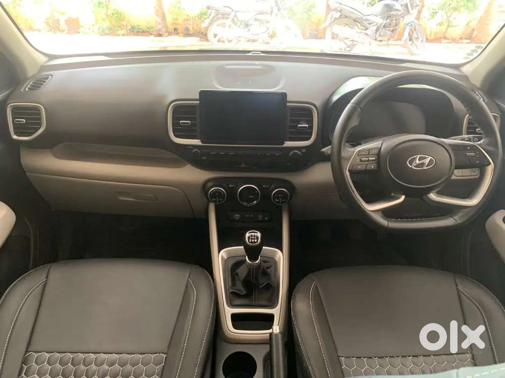 Hyundai Venue Sx 2022 Mt, 27400 Kms Done