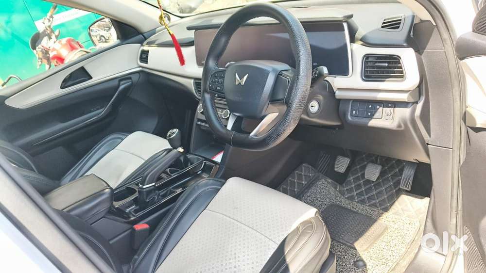 Mahindra Xuv700 2.0 Ax 5 Petrol Mt 7 Str, 2022, Petrol