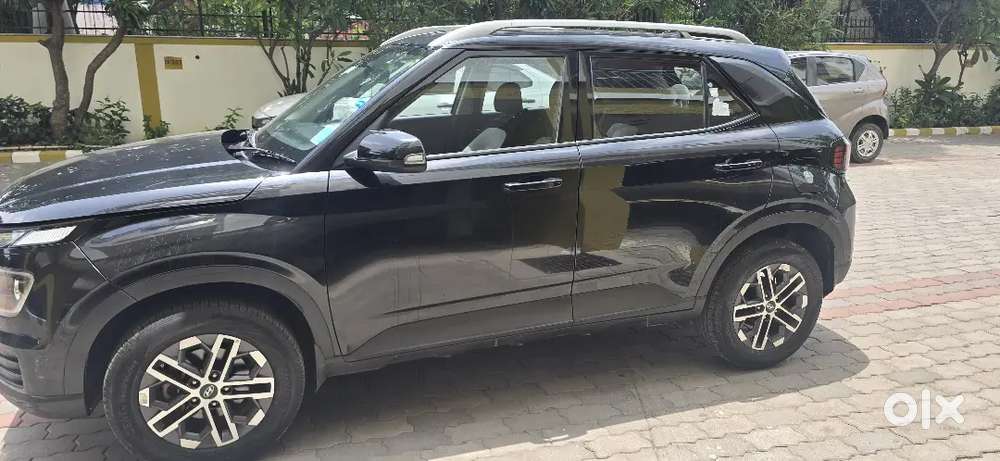 Hyundai Venue Sx Diesel  December 2022  28,000 Km  Sunroof  Excell