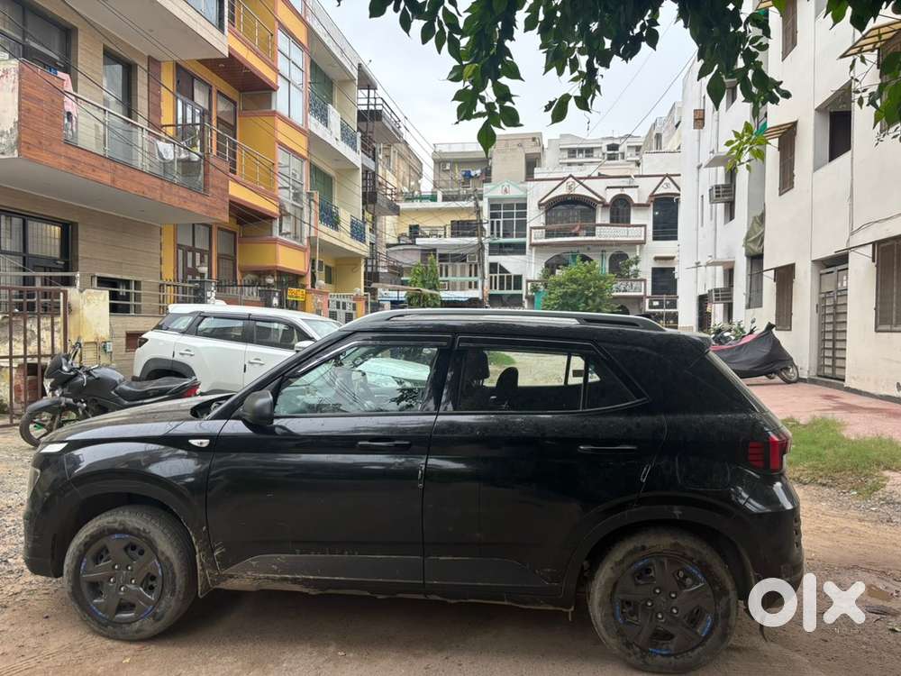 Hyundai Venue Petrol 2025
