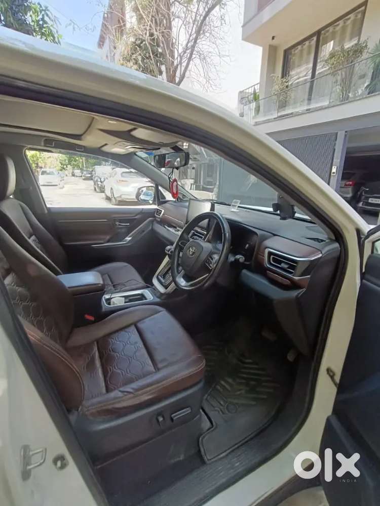 2023 Toyota Innova Hycross  Super White  Hr87  Executive - Owned