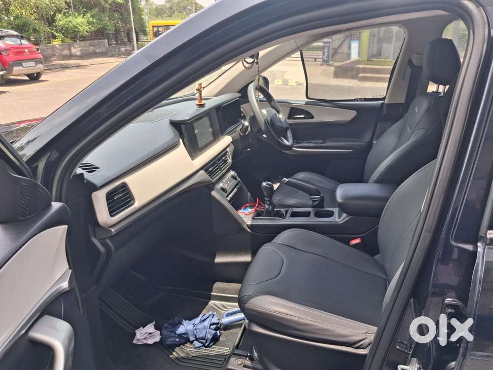 Mahindra Xuv700 Mx Petrol Mt 5 Str (e), 2022, Petrol