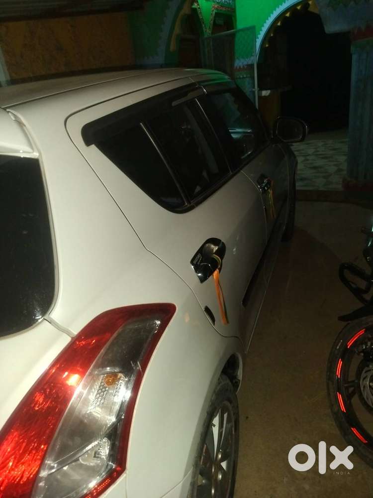 आल वेलमेन्टनेन्स कार है, रात का खींचा हुआ फोटो है