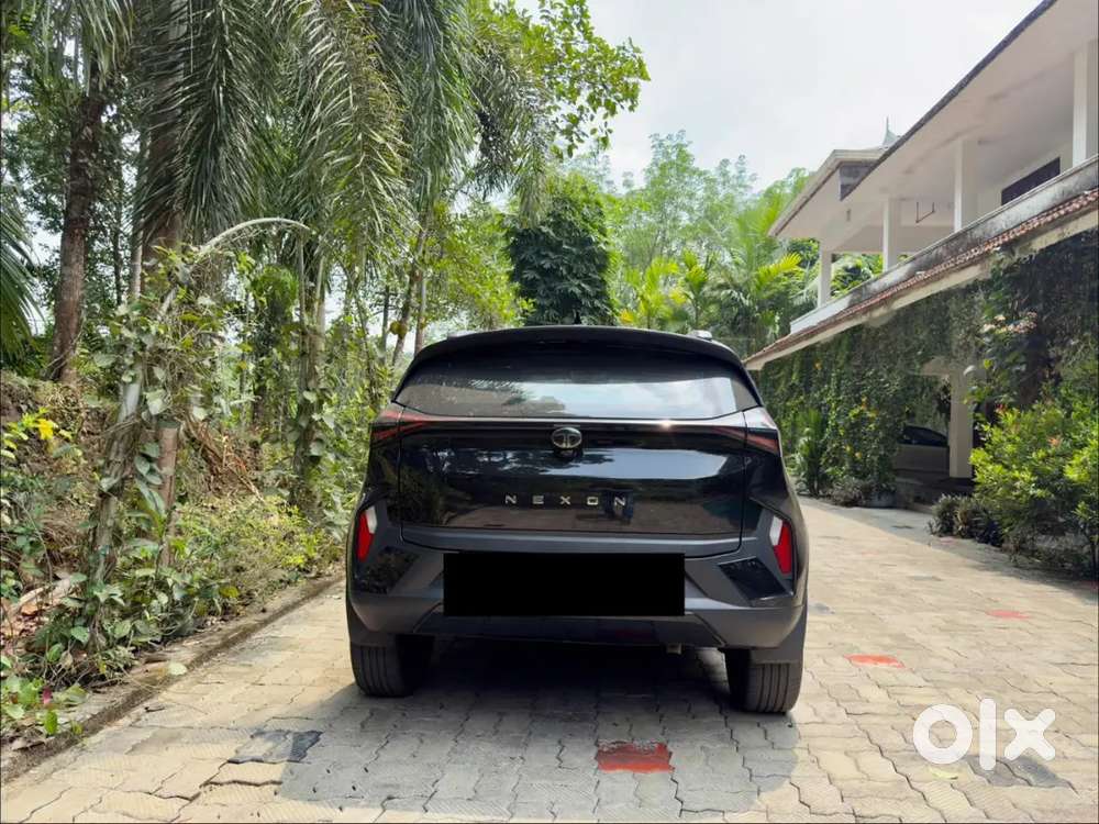 Tata Nexon Creative Plus Ps (panoramic Sunroof) Dark Edition