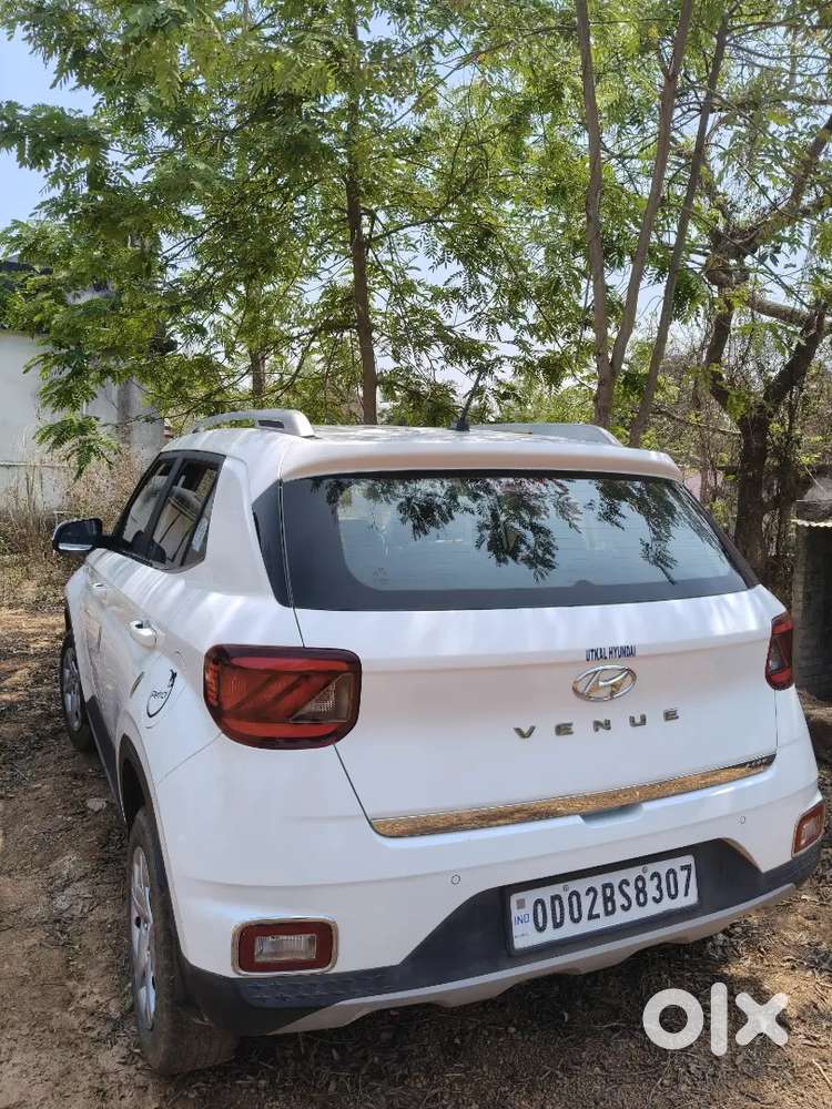Mint Condition Manual Car Venue, Very Low Km Running In 4yr