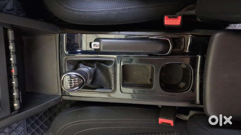 Mahindra Xuv700 2.0 Ax 5 Petrol Mt Str, 2022, Petrol
