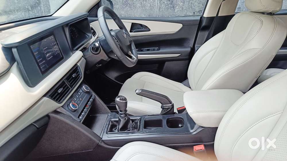 Mahindra Xuv700 2.0 Mx Petrol Mt 5 Str, 2024, Petrol