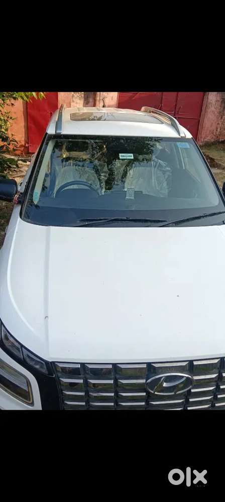 Hyundai Venue E Plus Sunroof 2025 Petrol 9800 Km Driven