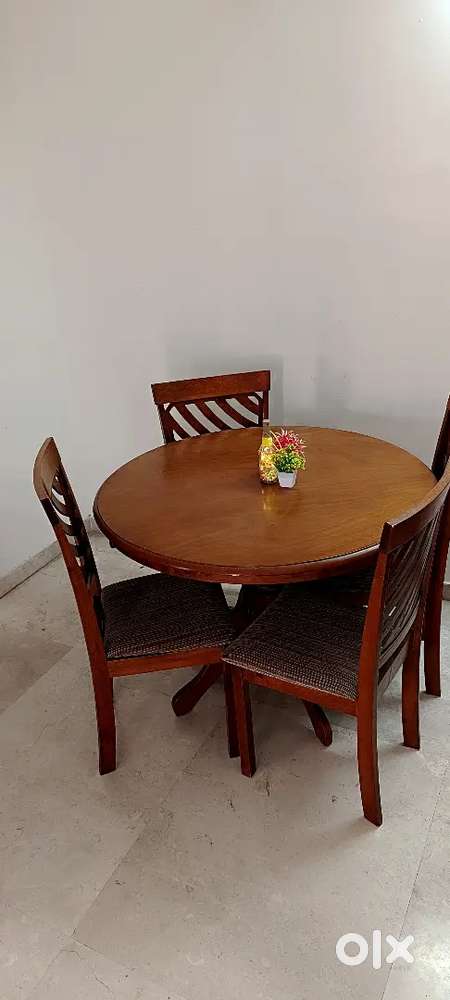 Round dining table with 4 chair