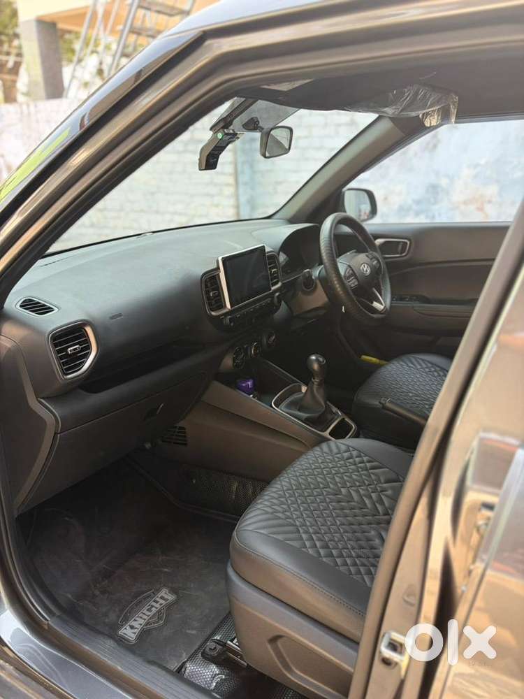 Hyundai Venue 2025 Petrol 800 Km Driven