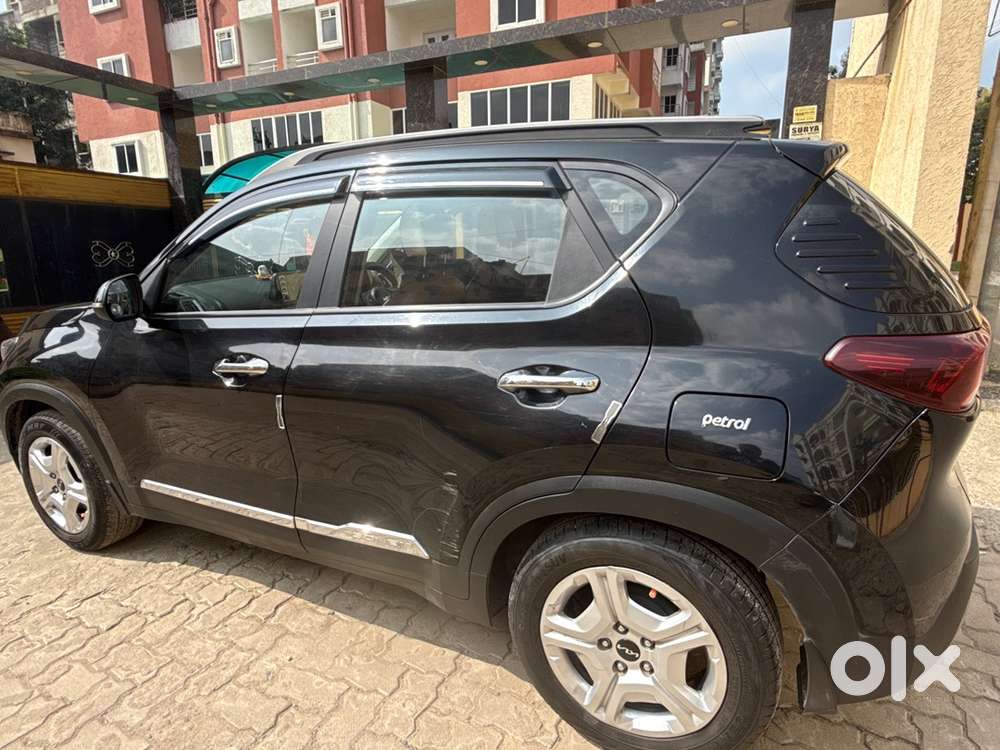 Kia Sonet 2023 Petrol Semi Automatic -black Color With Sunroof