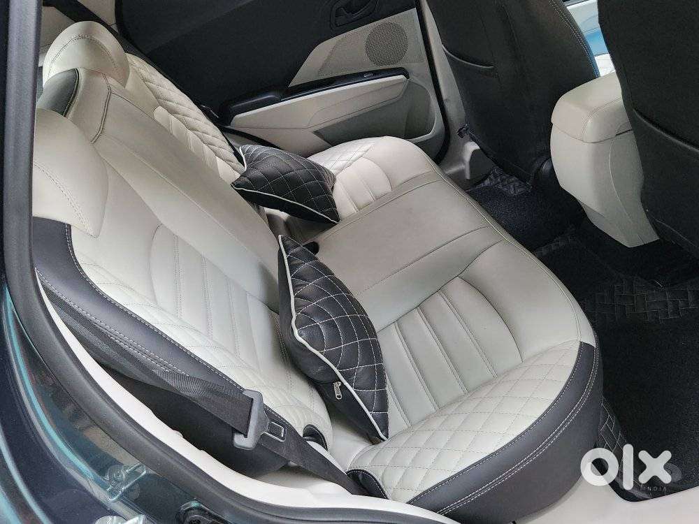 Mahindra Xuv300 1.2 W6 Amt Petrol, 2023, Petrol