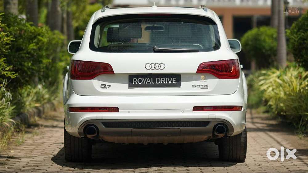 Well Maintained White Audi Q7.