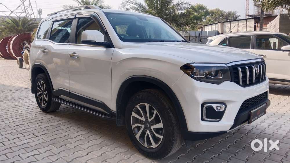 Mahindra Xuv700 2.0 Ax 5 Petrol At Str, 2023, Petrol