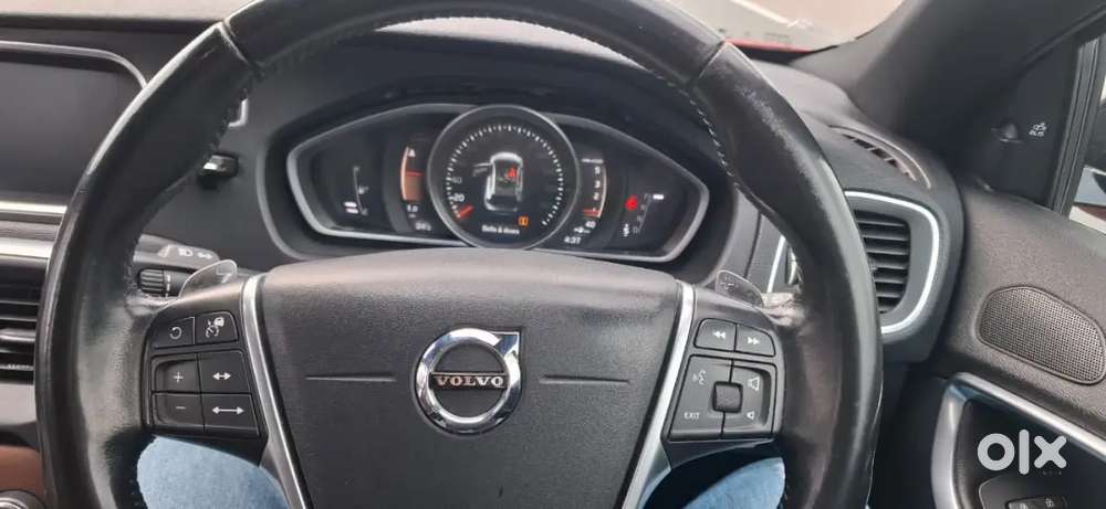 Volvo V40 Luxurious Car Segment