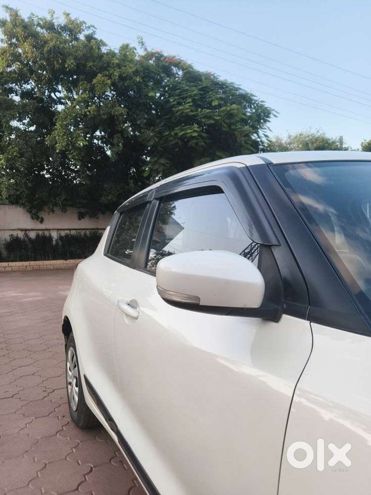 Maruti Suzuki Swift Vxi + Manual, 2022, Petrol