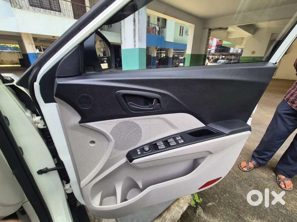 Mahindra Xuv300 2023 Petrol Well Maintained