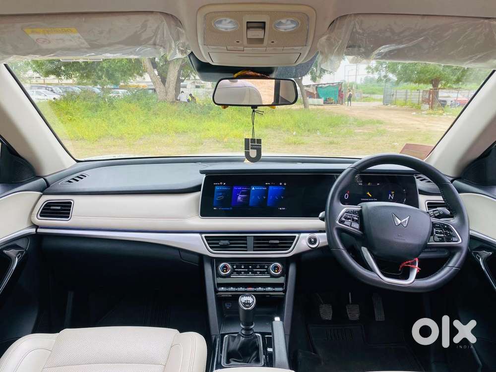 Mahindra Xuv700 2.0 Ax 7 Petrol Mt Str, 2024, Petrol