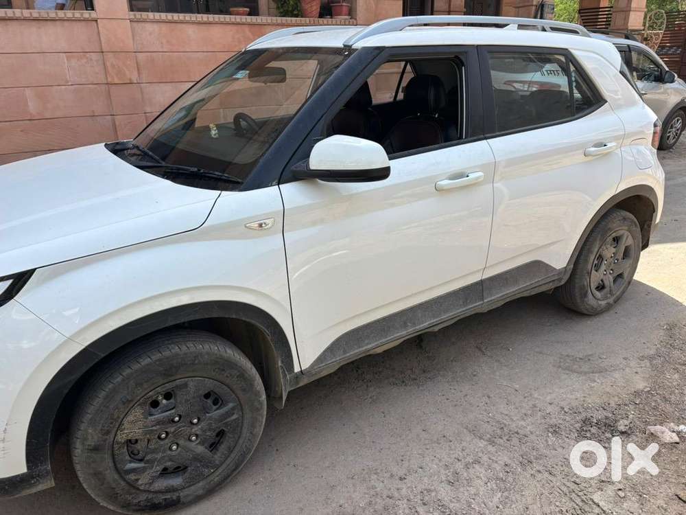 Hyundai Venue 2024 Petrol 14000 Km Driven