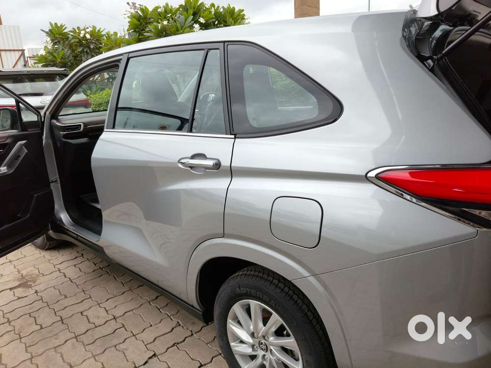 Toyota Innova Hycross