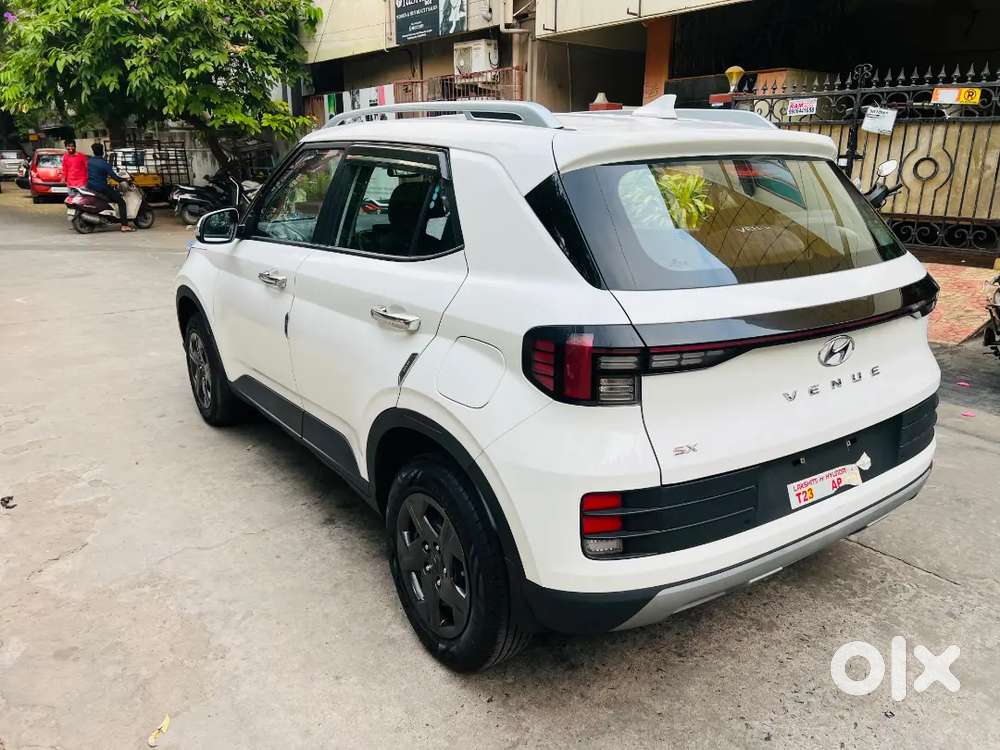 Hyundai Venue 2023 Petrol 6500 Km Driven