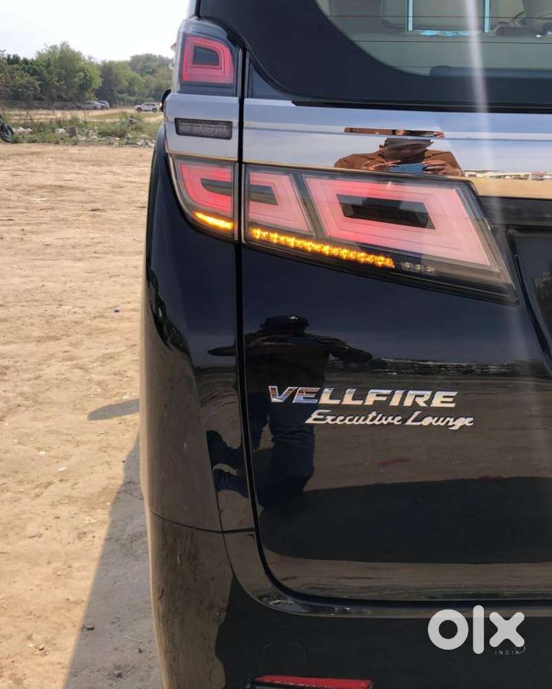 Toyota Vellfire 2.5 Executive Lounge, 2023, Cng & Hybrids