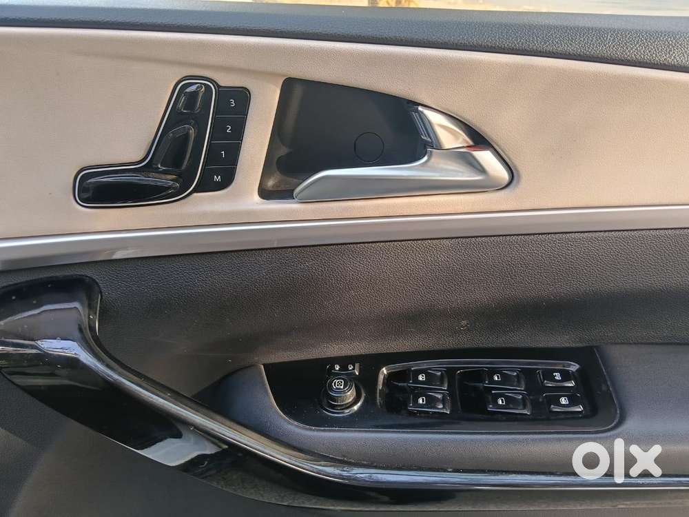 Mahindra Xuv700 2.2 Ax 7 Diesel At Luxury Pack Str, 2025, Petrol