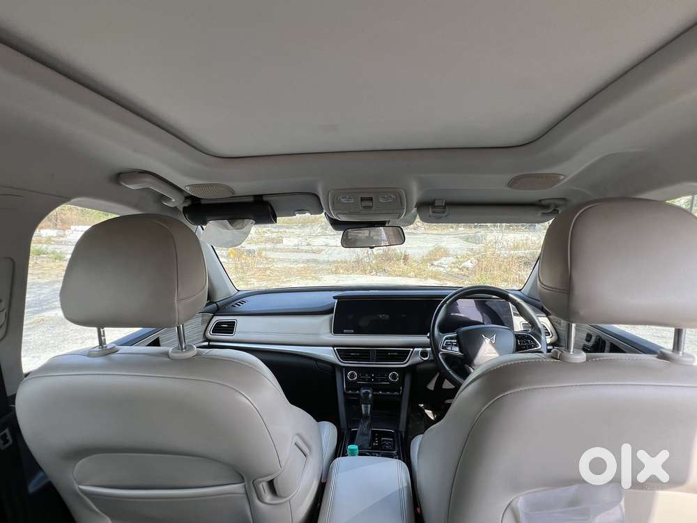 Mahindra Xuv700 2.2 Ax 7 Diesel At Luxury Pack Str Awd, 2022, Diesel