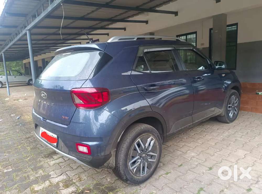 2022 May Automatic Hyundai Venue Dct Engine 76000 Km Driven 950000