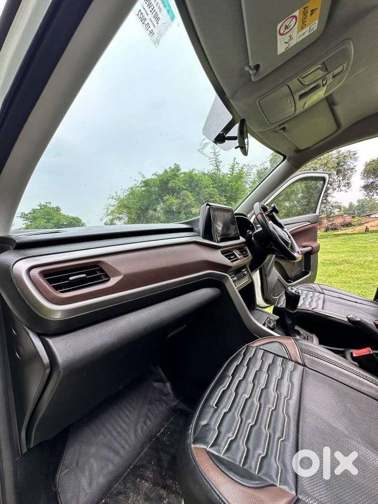 Maruti Suzuki Brezza 1.5 Zxi At Smart Hybrid Dual Tone, 2022, Petrol