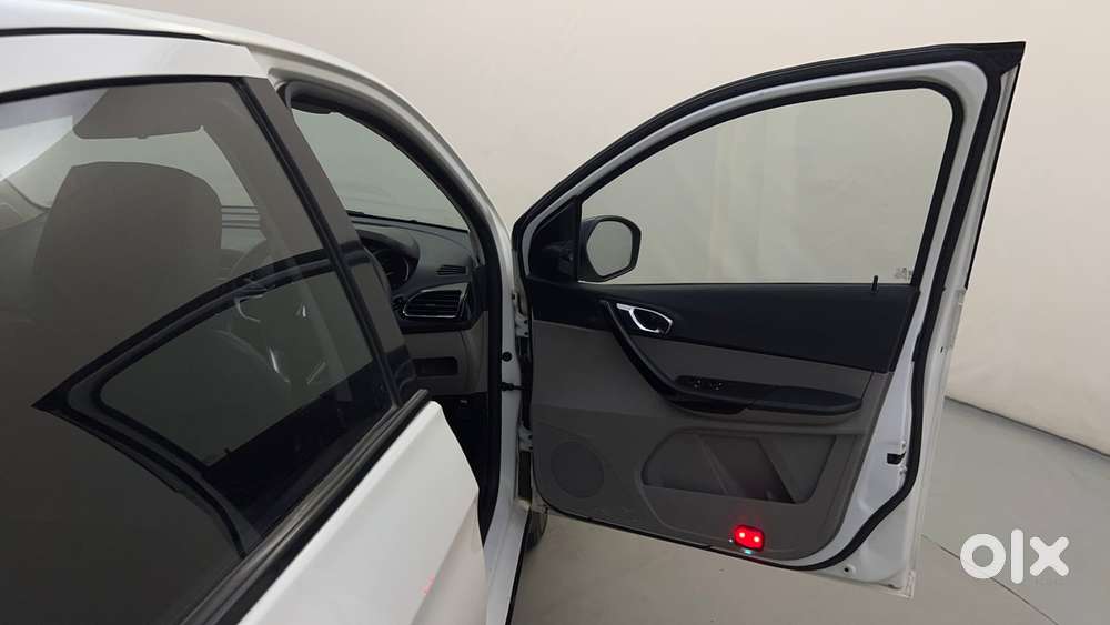 Tata Tiago Xza, 2017, Petrol