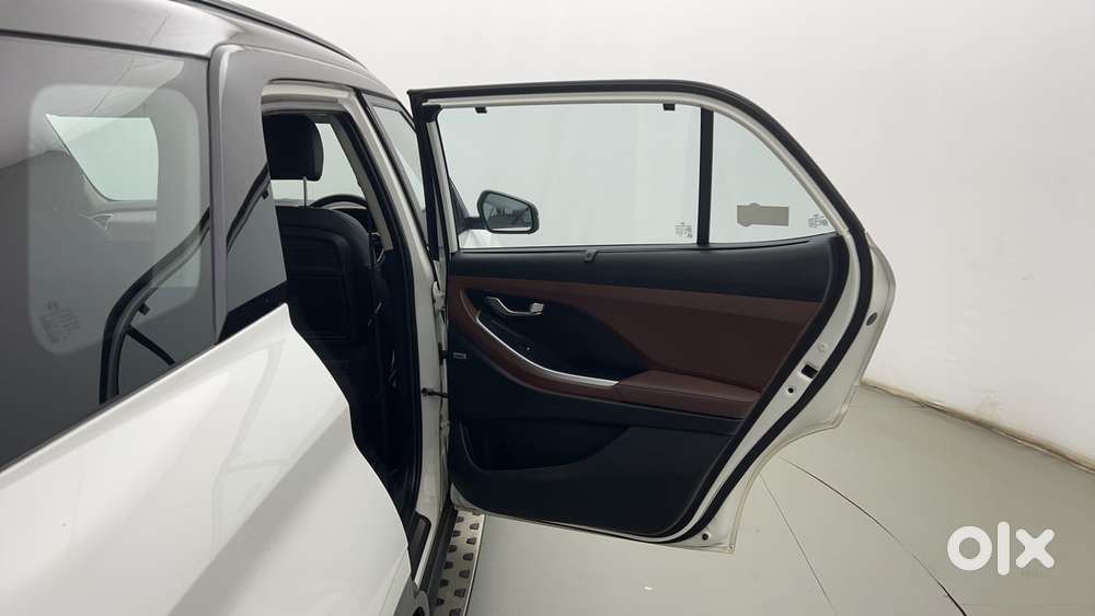 Hyundai Alcazar 2.0 Signature (o) Petrol At 6 Str Dual Tone, 2021, P..