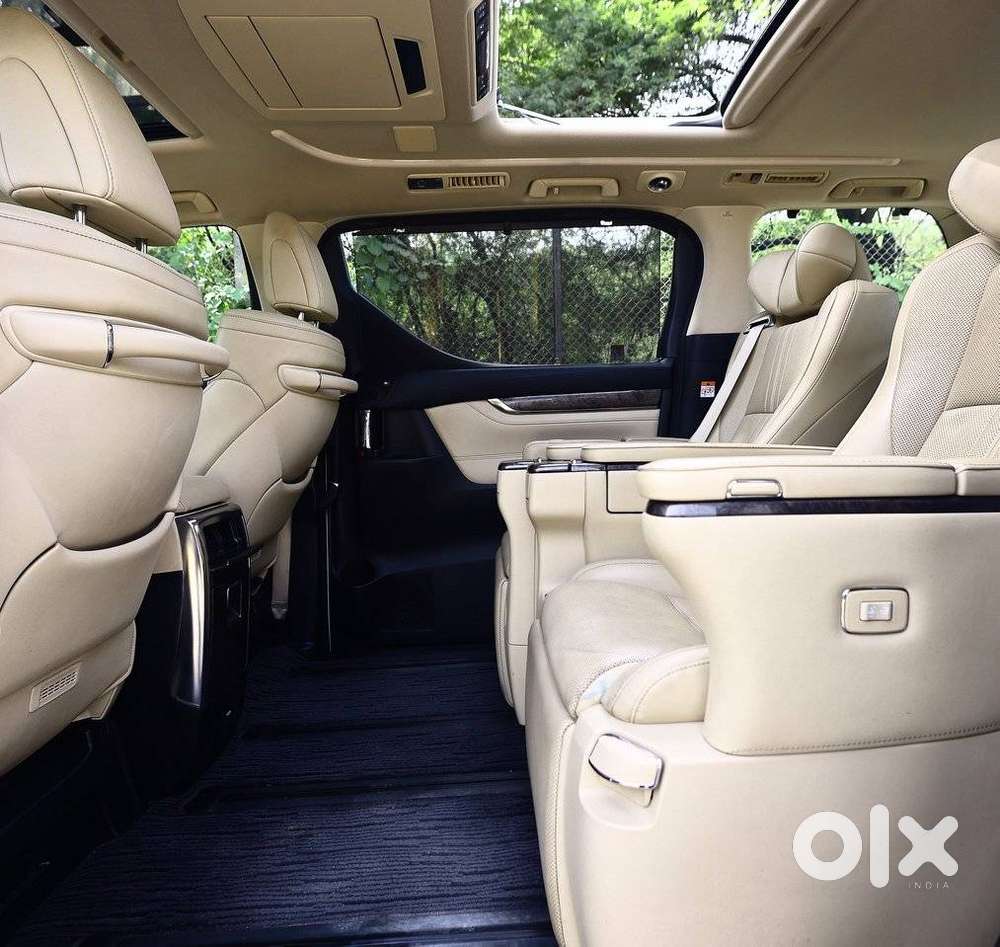 Toyota Vellfire 2.5 Executive Lounge, 2023, Petrol