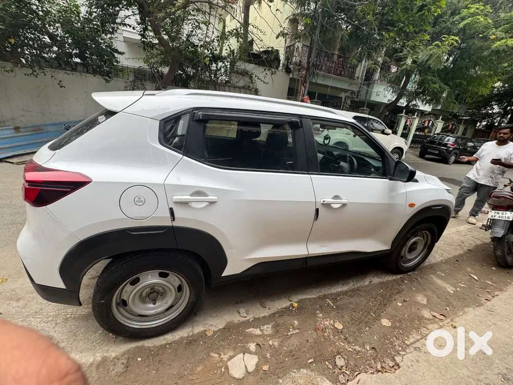 White Nissan Magnite 1.0 Xe 2022