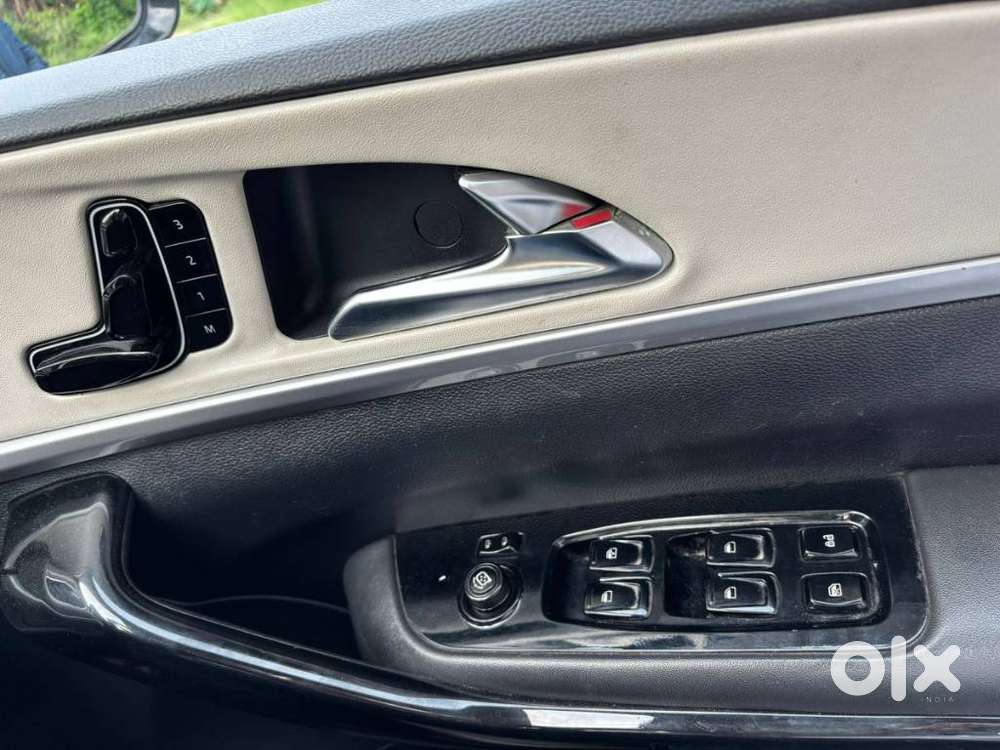Mahindra Xuv700 2.0 Ax 7 Petrol At Str, 2022, Petrol