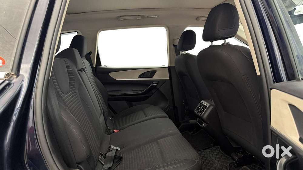 Mahindra Xuv700 2.0 Ax 5 Petrol Mt 7 Str, 2023, Petrol