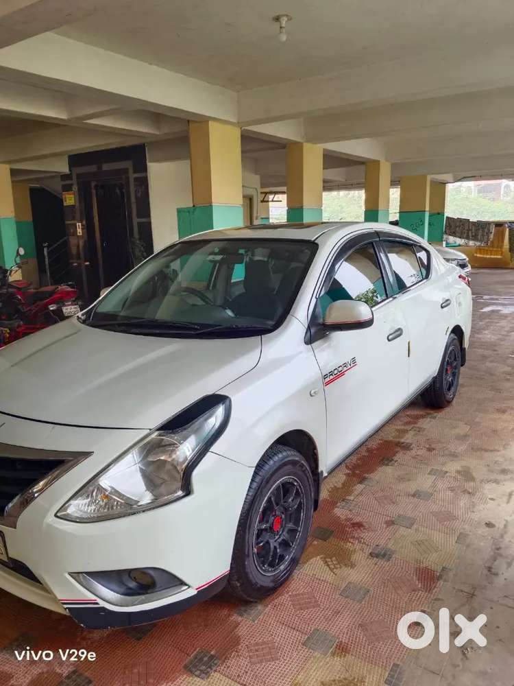 Nissan Sunny 2015