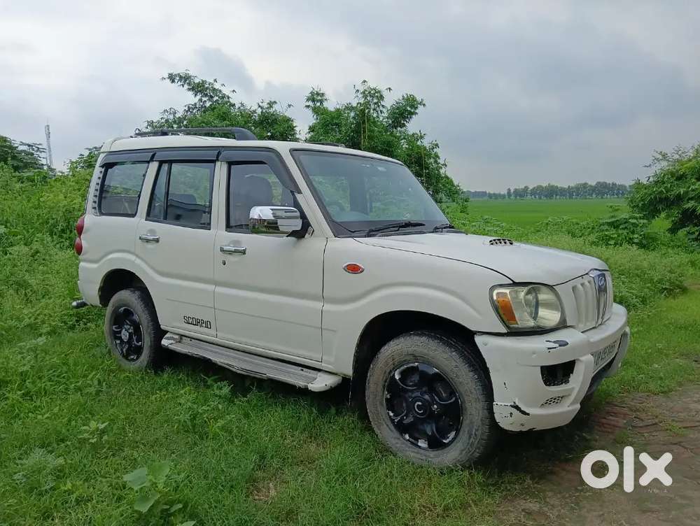 Mahindra Scorpio 2010 कोचस के पास है