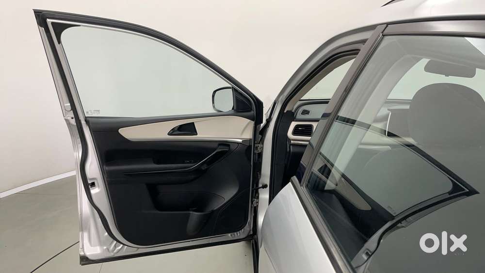 Mahindra Xuv700 2.2 Ax 5 Diesel At 7 Str, 2022, Diesel