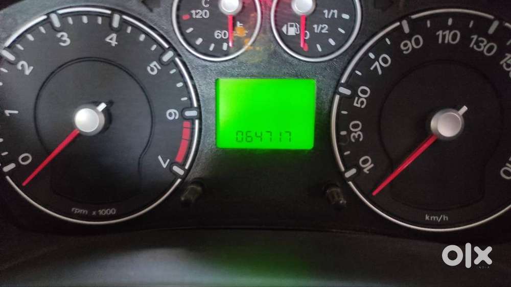 Power Steering, Power Window, Center Lock