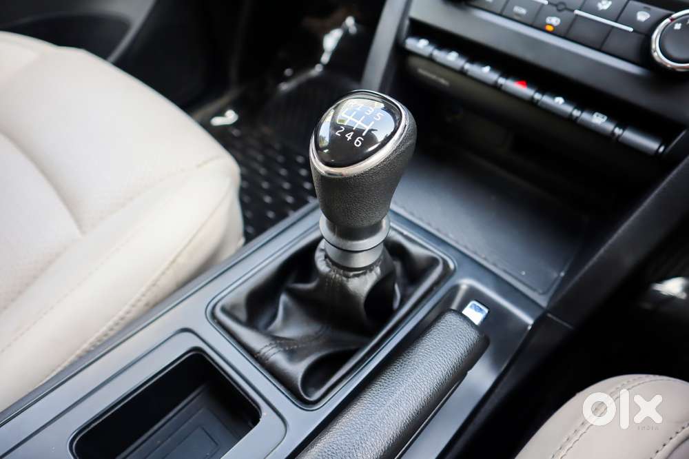 Mahindra Xuv700 Mx Diesel Mt 5 Str (e), 2022, Petrol