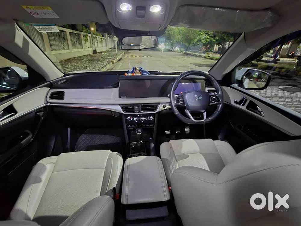 Mahindra Xuv700 2.2 Ax 2024 With Sunroof