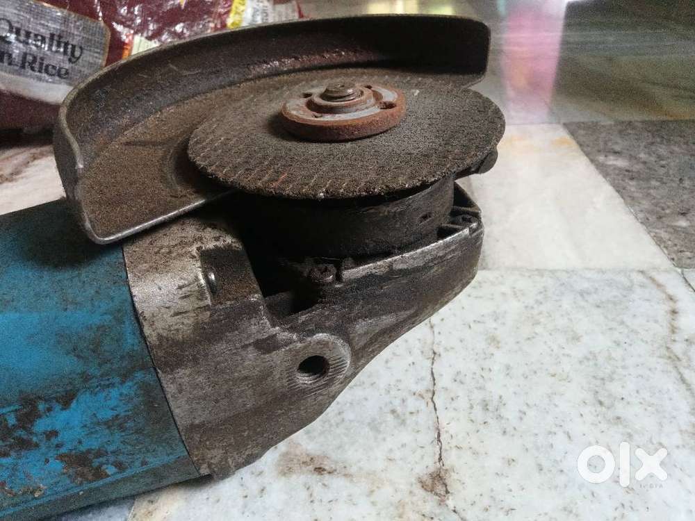 Cutting machine grinder for construction worker