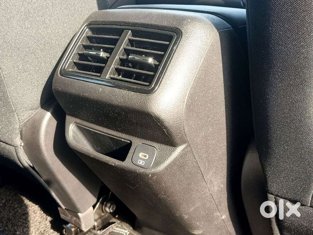 Mahindra Xuv700 2.0 Mx Petrol Mt 5 Str, 2024, Petrol