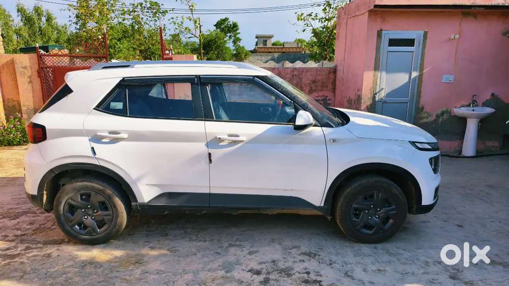 Hyundai Venue 2025 Petrol Well Maintained
