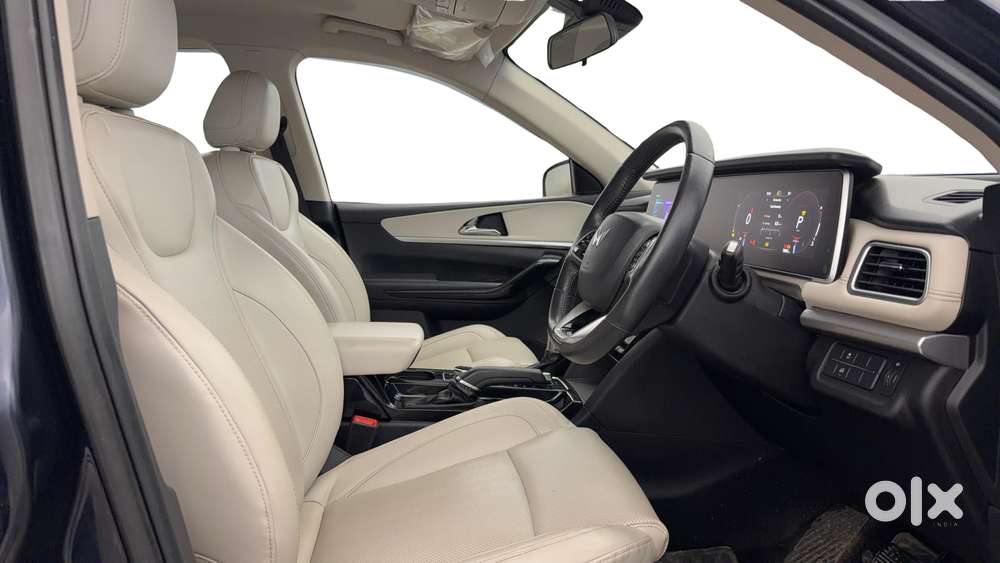 Mahindra Xuv700 2.0 Ax 7 Petrol At Str, 2022, Petrol