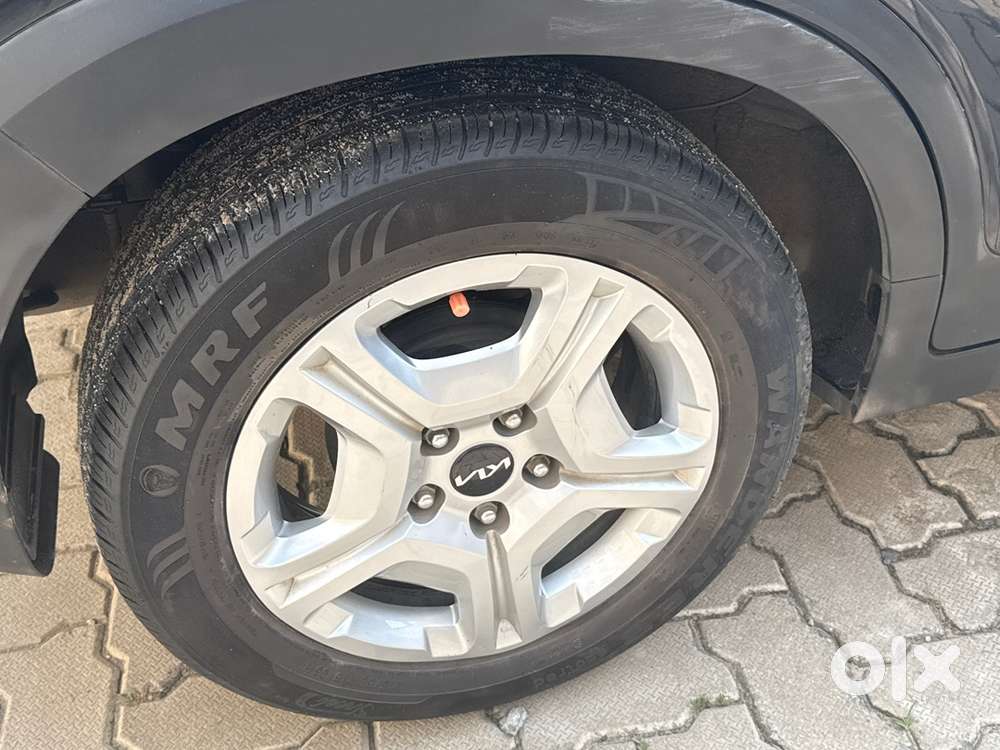 Kia Sonet 2023 Petrol Semi Automatic -black Color With Sunroof